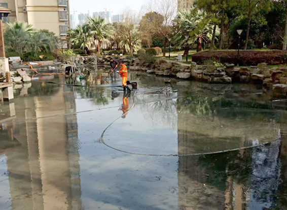 石屏景观池淤泥清理