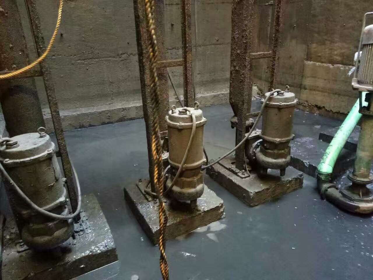 石屏污水池清理