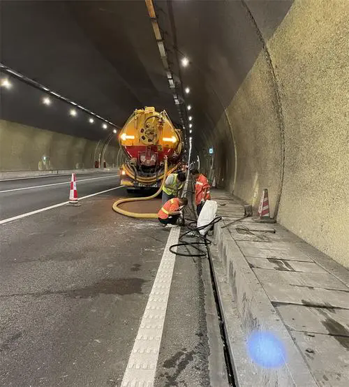 石屏隧道排水渠清淤